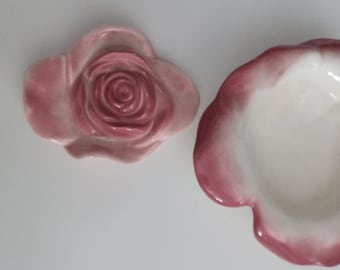 Beau plat en forme de fleur, Beautiful flower-shaped dish.