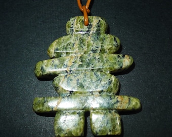 Pendentif en serpentine en forme d' inukshuk avec cordon, Serpentine pendant in the shape of an inukshuk with cord