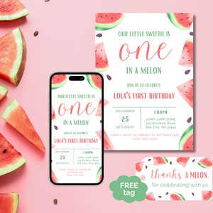 Puede incluir: Invitación a una fiesta de primer cumpleaños con temática de sandía con una versión digital en la pantalla de un teléfono inteligente. La invitación presenta una ilustración de acuarela de rodajas de sandía y el texto "Nuestra pequeña dulzura tiene un año en una sandía. Únase a nosotros para celebrar el primer cumpleaños de Lola." La invitación incluye la fecha, hora y lugar de la fiesta. También se incluye una etiqueta gratuita con el texto "Gracias por la sandía por celebrar con nosotros".