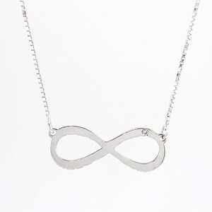 Conjunto de collar y colgante de infinito en plata de ley con diamante natural redondo de 0,02 quilates. Collar con nombre, joyería de eternidad artesanal, tamaño mediano.