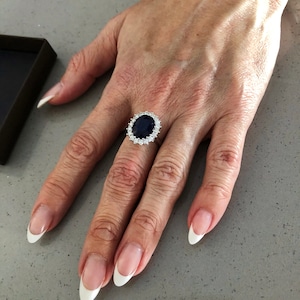 Anillo de zafiro de Diana, anillo de compromiso de Diana, anillo de zafiro, anillo de zafiro y diamantes, anillo de diamantes, anillo con halo de diamantes, anillo de Diana, anillo azul