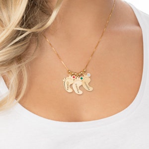 Colgante personalizado de pies de bebé de diamantes, collar con nombre de pies de bebé, grabable chapado en oro, collar grabado personalizado, collar de plata, madre