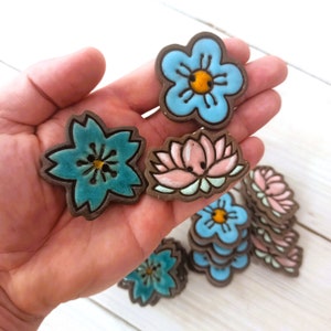 Große handgemachte Keramik Knöpfe, einzigartiger Keramik Knopf, Blumenknopf, moderne Knöpfe, botanisches Blumenmuster, handbemalte Steinzeugblume
