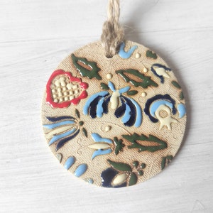 Großer Keramikanhänger, handgefertigte Halskette. große einzigartige Keramikhalskette mit kaschubischen Volksmustern, ethnischer runder Anhänger, süßer moderner Schmuck V 3