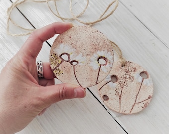 Große handgefertigte Halskette mit Keramikanhänger, einzigartige Gänseblümchenblume aus Keramik im Boho-Stil, handbemalter minimalistischer Anhänger, süßer großer moderner Schmuck