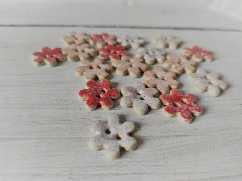 Handmade ceramic buttons in the shape of a flower, unique pottery button, flower spring buttons, hand painted clay buttons, colorful flowers zdjęcie 7