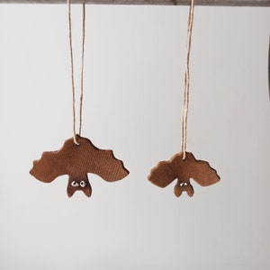 Colgante de murciélago de cerámica hecho a mano: decoración de Halloween, collar de superhéroe