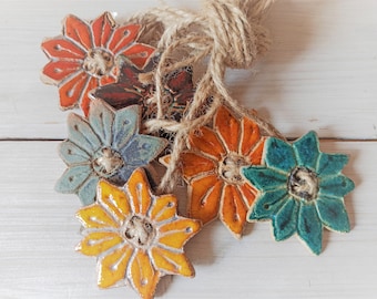 Blumenanhänger aus Keramik, große handgefertigte Halskette. Große einzigartige Keramikkette im Boho-Stil, handbemalt, minimalistischer Anhänger, moderner Schmuck