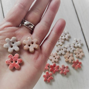 Handmade ceramic buttons in the shape of a flower, unique pottery button, flower spring buttons, hand painted clay buttons, colorful flowers zdjęcie 2