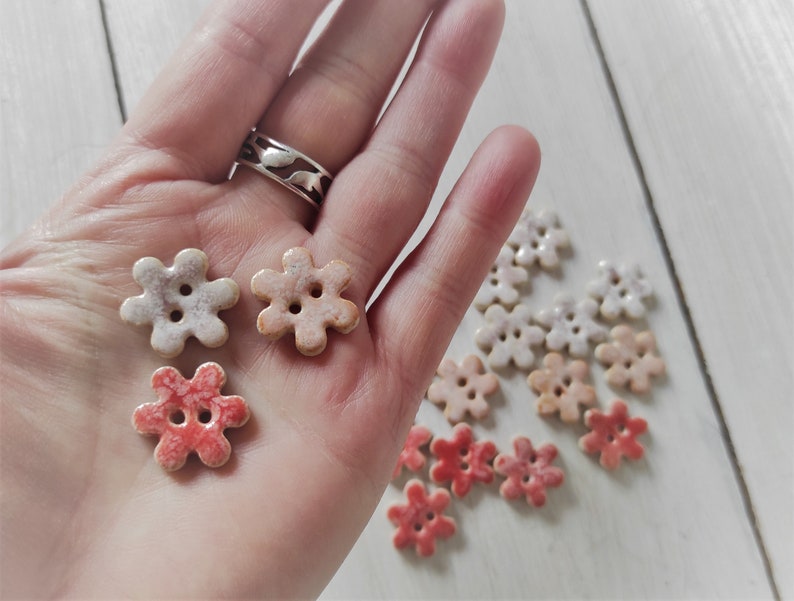 Handmade ceramic buttons in the shape of a flower, unique pottery button, flower spring buttons, hand painted clay buttons, colorful flowers zdjęcie 2