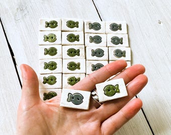 Botones de cerámica con forma de pez hechos a mano: Regalo para pescadores, cerámica única.