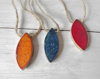 Doppelseitige keramische Anhänger handgemachte Halskette. Große einzigartige Keramik Halskette in Boho Stil, handbemalter minimalistischer Anhänger, modernes Schmuck