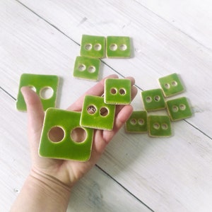 Bottoni quadrati in ceramica verde fatti a mano: accessori unici per la lavorazione a maglia e la ceramica