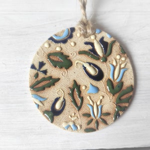 Großer Keramikanhänger, handgefertigte Halskette. große einzigartige Keramikhalskette mit kaschubischen Volksmustern, ethnischer runder Anhänger, süßer moderner Schmuck V 2