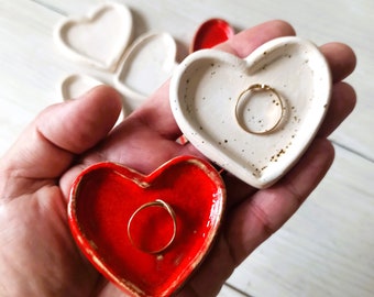 Plato de cerámica hecho a mano para anillos con forma de corazón, soporte para joyas de boda