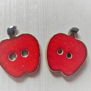 Botón de manzana de cerámica roja grande hecho a mano: una fruta de cerámica única
