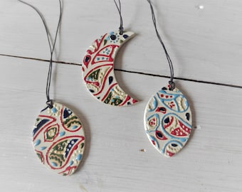 Keramik-Anhänger mit Paisley-Muster, handgefertigte Halskette, einzigartige Keramik-Halskette im Boho-Stil, minimalistischer Anhänger, ethnischer moderner Schmuck