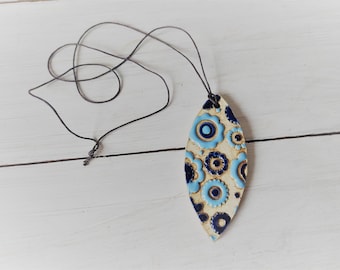 Großer Keramikanhänger, handgefertigte Halskette. Große einzigartige Keramikkette in Boho-Stil, handbemalter minimalistischer Anhänger, ethnischer moderner Schmuck