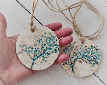 Großer Keramik Anhänger, handgemachte Halskette, einzigartige Keramik Feldblume in Boho Stil, handgemalter minimalistischer Wandhänger, großer moderner Schmuck