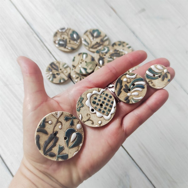 Ceramic buttons, Handmade pottery button with flower motif, hand painted unique buttons, floral pattern, boho style beauty stoneware buttons