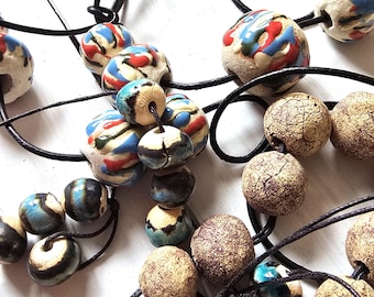 Collar de cuentas de cerámica hecho a mano, colgante de arcilla artesanal, joyería rústica y natural.