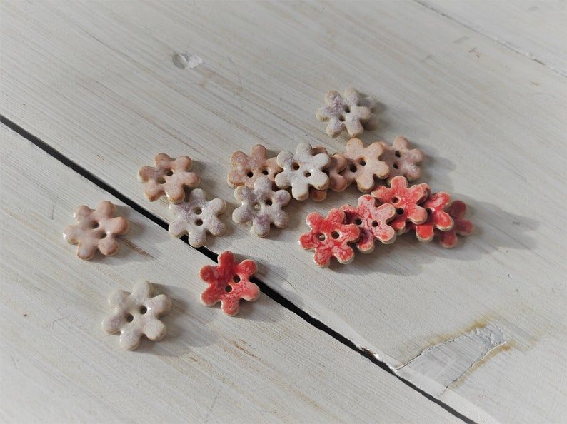 Handmade ceramic buttons in the shape of a flower, unique pottery button, flower spring buttons, hand painted clay buttons, colorful flowers zdjęcie 10