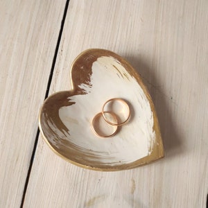 Handgemachte Keramik Herz Ringschale: Gold bemalter Eheringhalter