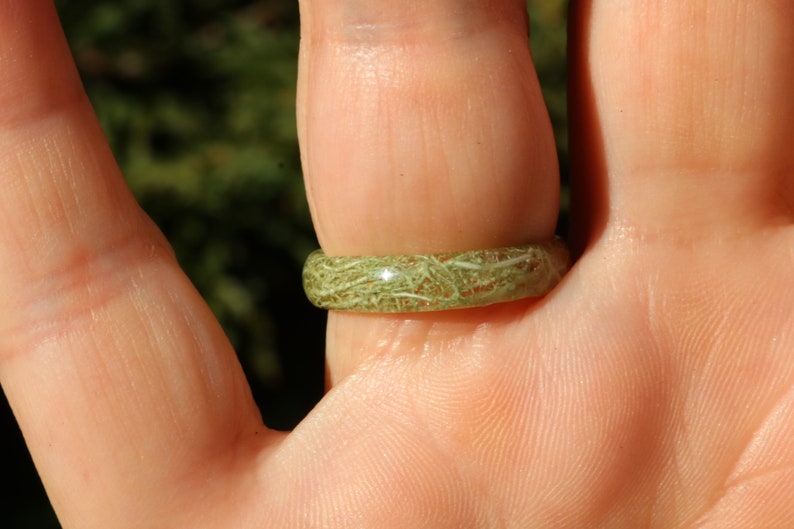 Moss Wedding Band Ring, Moss & Resin Ring, Moss nature ring, Green moss band ring, Women wedding ring, Moss jewelry, Moss ring, Forest ring image 4