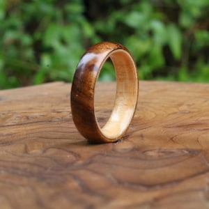 Anillo de madera de koa con banda interior de roble blanco, anillo de madera de koa, anillo de roble blanco, anillo de madera, anillo de boda de madera, anillo de koa, anillo impermeable, anillo de roble