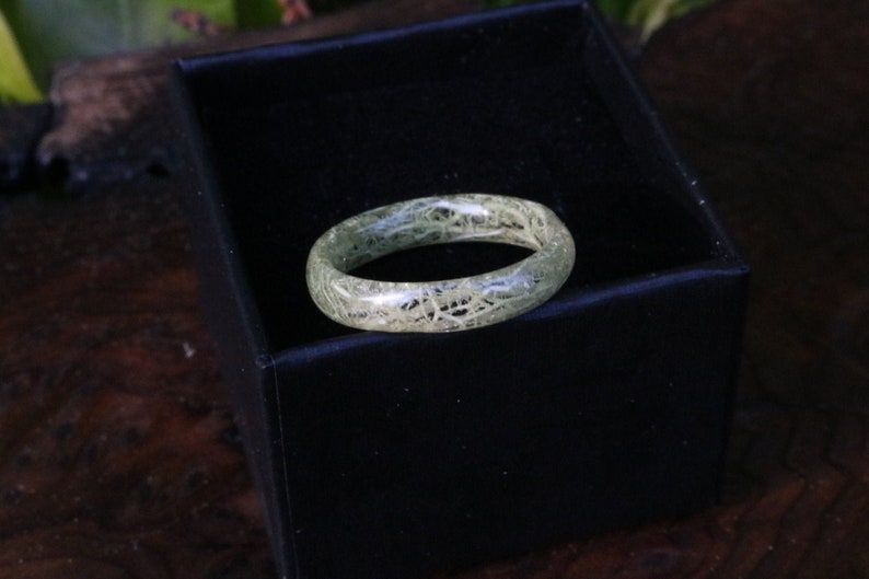 Moss Wedding Band Ring, Moss & Resin Ring, Moss nature ring, Green moss band ring, Women wedding ring, Moss jewelry, Moss ring, Forest ring image 2