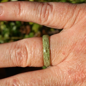 Moss Wedding Band Ring, Moss & Resin Ring, Moss nature ring, Green moss band ring, Women wedding ring, Moss jewelry, Moss ring, Forest ring image 5