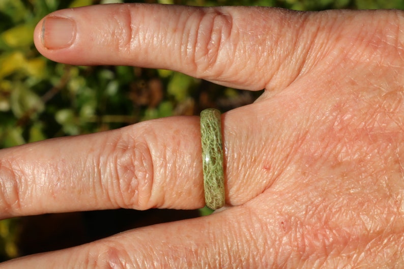 Moss Wedding Band Ring, Moss & Resin Ring, Moss nature ring, Green moss band ring, Women wedding ring, Moss jewelry, Moss ring, Forest ring image 5