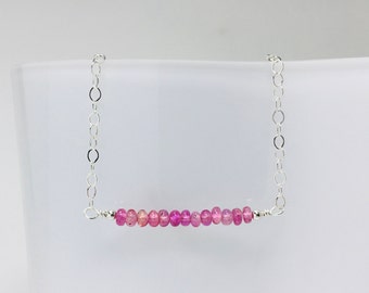 Roze saffier bar armband, sierlijke edelsteen stapelarmband in sterling zilver, september geboortesteen cadeau voor haar