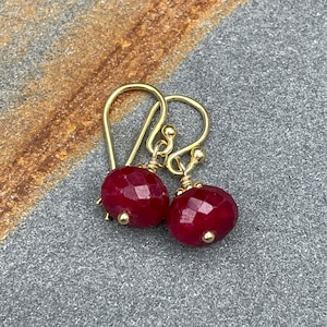 Vermeil Ruby Leverback-oorbellen: juli Birthstone-hangoorbellen