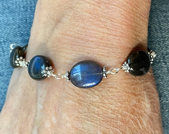 Pulsera de plata de ley con labradorita: piedra preciosa azul brillante, hecha a mano