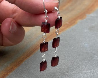 Pendientes de granate: Joyería de plata de ley con la piedra natal de enero.
