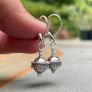 Orecchini pendenti a leva in argento sterling ossidato: con perline di Bali