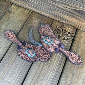 Op de afbeelding: Een set van drie keramische vazen in verschillende hoogtes en vormen. De vazen zijn geglazuurd in een matte, aardse bruine kleur. De hoogste vaas is ongeveer 25 cm hoog.