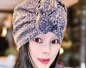 Turbante con nudo floral 3D de lentejuelas con estampado de leopardo morado, pañuelo para la cabeza estilo boho vintage para fiestas, vacaciones, graduaciones, bodas y uso diario elegante.