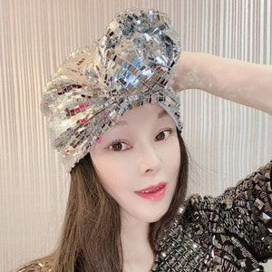Turbante de lentejuelas plateadas con diseño floral en 3D, pañuelo para la cabeza brillante hecho a mano, regalo de noche, pañuelo suave para fiestas, bodas y ocasiones formales. imagen 3