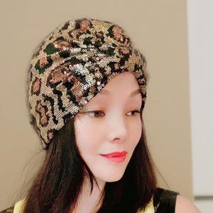 Può includere: Una tazza di ceramica bianca con manico nero e la scritta "But First, Coffee" in grassetto nero. La tazza è posta su uno sfondo sfocato, che suggerisce un'atmosfera accogliente.