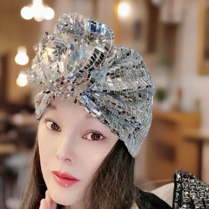 Turbante de lentejuelas plateadas con diseño floral en 3D, pañuelo para la cabeza brillante hecho a mano, regalo de noche, pañuelo suave para fiestas, bodas y ocasiones formales. imagen 1