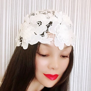 Turbante de renda branca com costura de flores, turbante de moda feminina, presentes personalizados para mulheres, turbantes completos, boné de turbante, chapéu de turbante, festa