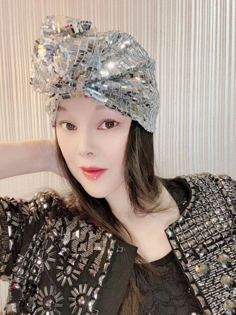 Turbante de lentejuelas plateadas con diseño floral en 3D, pañuelo para la cabeza brillante hecho a mano, regalo de noche, pañuelo suave para fiestas, bodas y ocasiones formales. Floral style