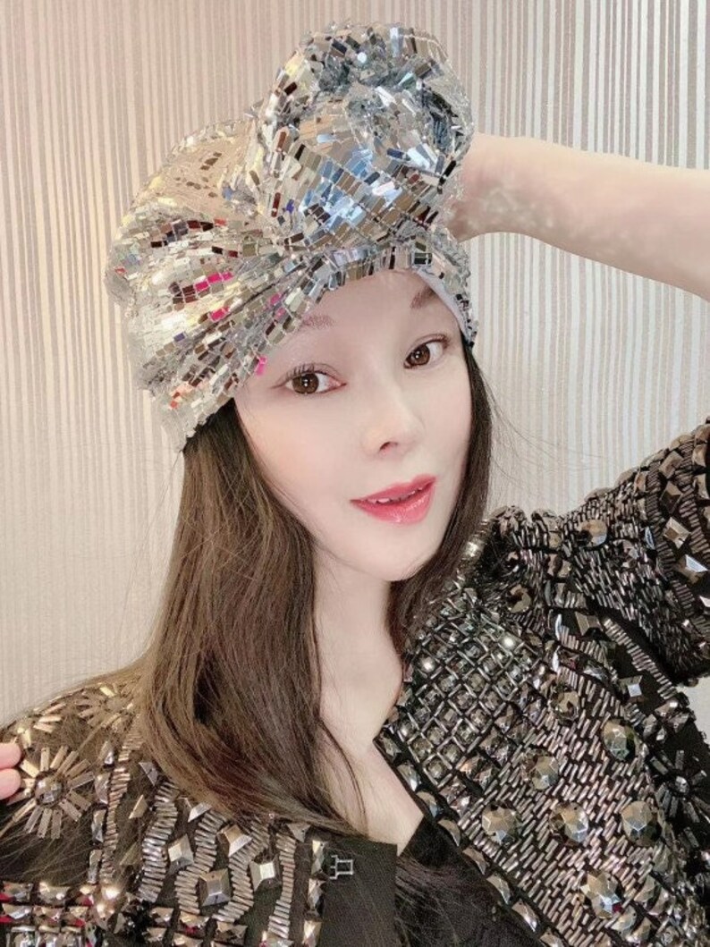 Turbante de lentejuelas plateadas con diseño floral en 3D, pañuelo para la cabeza brillante hecho a mano, regalo de noche, pañuelo suave para fiestas, bodas y ocasiones formales. imagen 3