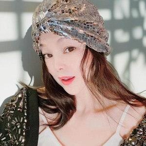 Turbante de lentejuelas plateadas con diseño floral en 3D, pañuelo para la cabeza brillante hecho a mano, regalo de noche, pañuelo suave para fiestas, bodas y ocasiones formales. Classic style