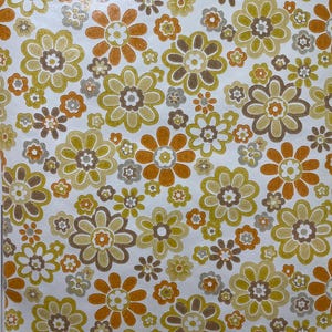 Könnte beinhalten: Ein Retro-Blumenmuster mit einem sich wiederholenden Design aus stilisierten Blumen in Orange-, Braun-, Gelb- und Grautönen auf weißem Hintergrund. Die Blumen variieren in Größe und Form und schaffen eine Vintage-Ästhetik.