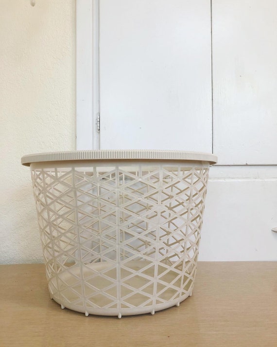 Vintage Rubbermaid Square Ivory Almond Plastic Laundry Basket