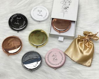Peut inclure: Collection de miroirs compacts personnalisés de différentes couleurs, dont noir, or rose, or et rose. Chaque miroir présente du texte et des dates personnalisés, avec une boîte blanche et un sac en cordon doré.