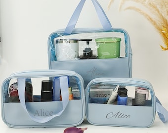 Puede incluir: Tres bolsas de viaje de color azul claro con paneles de plástico transparente. Las bolsas tienen cierre de cremallera y asa superior. Las bolsas están etiquetadas con "Alice".